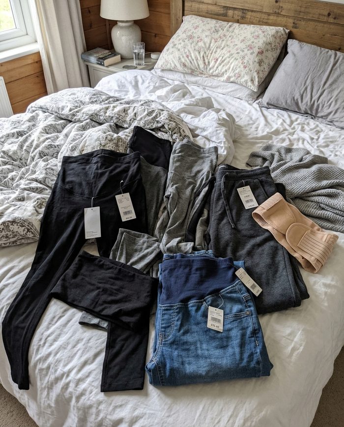 Stapel mit Umstandshosen und Leggings
